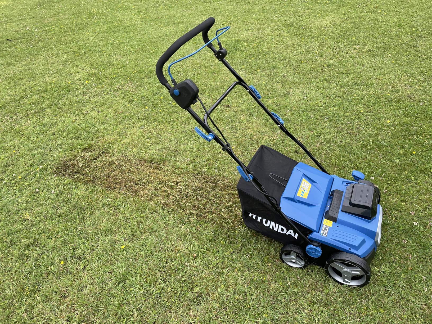 Hyundai Garden HY40CSC38 scarificateur 38cm 2x20V + 2x4Ah 45L