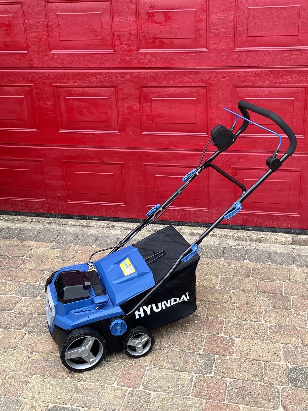 Hyundai HY40CSW38 Balai gazon artificiel 40V 38cm 45L